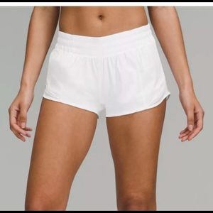 LULULEMON HOTTY HOT LOW RISE LINED SHORT 2.5” IN WHITE